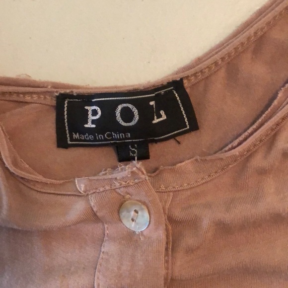 Lightweight croptop with flower detail - Picture 2 of 3